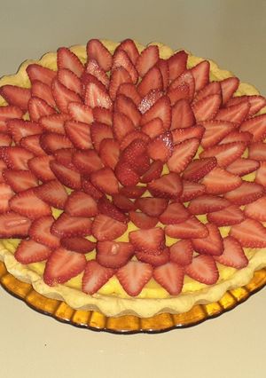 Una foto de Tarta de crema pastelera y frutilla