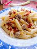 Penne salsiccia carote e pomodorini secchi