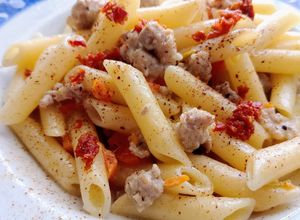 Foto di Penne salsiccia carote e pomodorini secchi