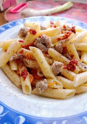Foto di Penne salsiccia carote e pomodorini secchi