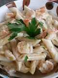 Pasta con salsa cremosa, camarones y limón