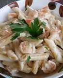 Pasta con salsa cremosa, camarones y limón