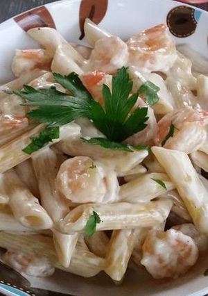 Una foto de Pasta con salsa cremosa, camarones y limón