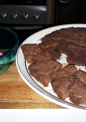 Una foto de Brownie casero con cacao en polvo horno eléctrico o común