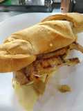 Sándwich de pollo grillado con albahaca