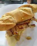 Sándwich de pollo grillado con albahaca