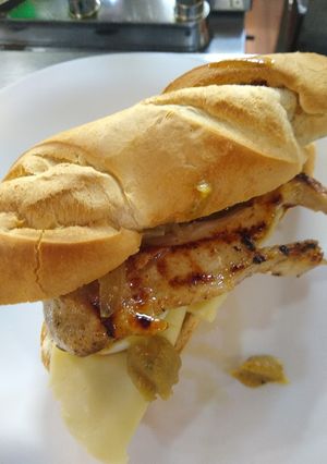 Una foto de Sándwich de pollo grillado con albahaca