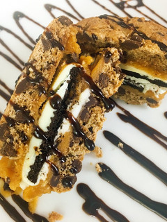 Una foto de Sandwich de Oreo y chips ahoy