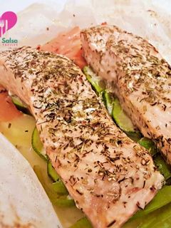 Una foto de Salmón en Papillote al horno con Patatas y Verduras