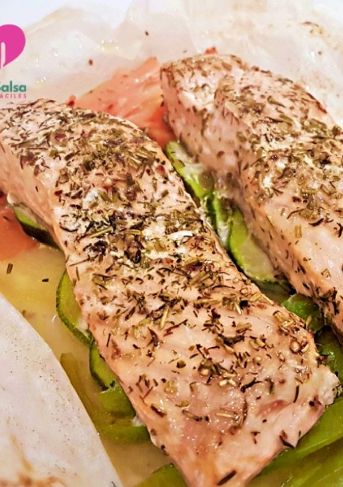 Una foto de Salmón en Papillote al horno con Patatas y Verduras