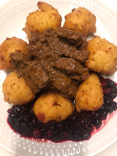 Szarvaspörkölt túrófánkkal, erdei gyümölcs öntettel recept fotója