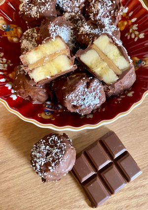 Une photo de Bouchées glacées banane, beurre de cacahuète, chocolat et coco
