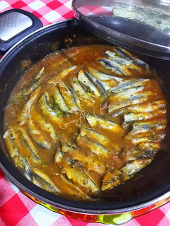 Una foto de Cazuela de boquerones en salsa de tomates negros