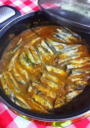Foto principal de Cazuela de boquerones en salsa de tomates negros