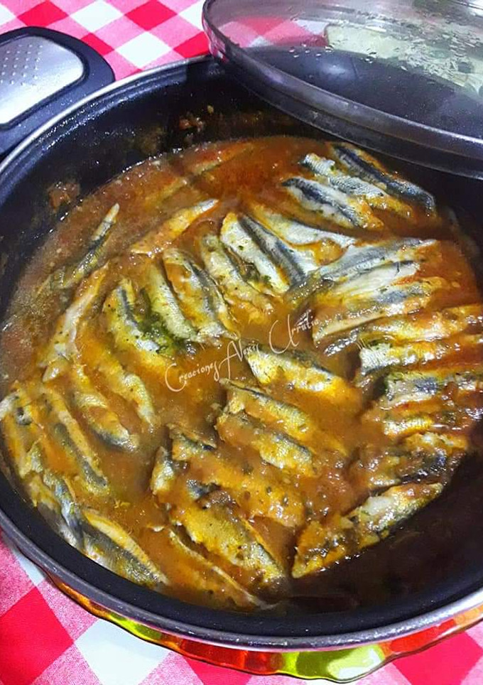 Una foto de Cazuela de boquerones en salsa de tomates negros