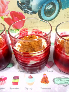 Foto principal de Postre de yogur con coulis de cerezas y galletas