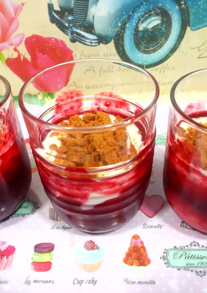 Una foto de Postre de yogur con coulis de cerezas y galletas