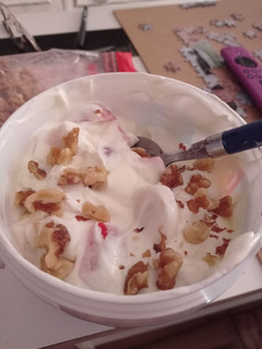 Una foto de Yogur con... Fresas, plátano y nueces