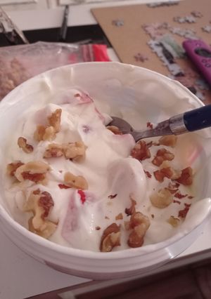 Una foto de Yogur con... Fresas, plátano y nueces