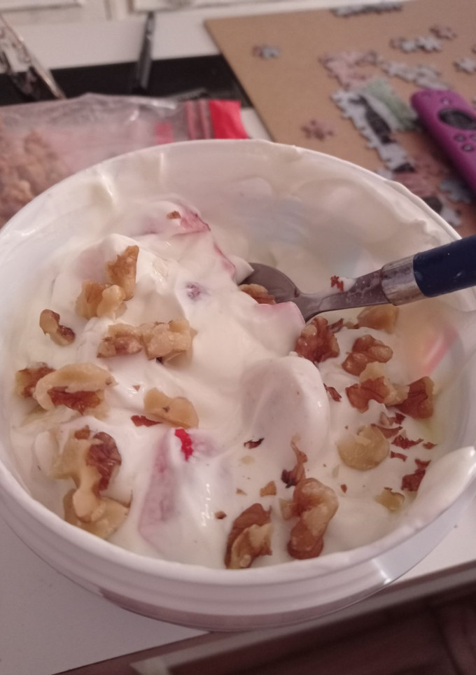 Una foto de Yogur con... Fresas, plátano y nueces