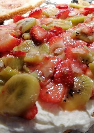 Una foto de Bizcochuelo relleno con crema Frutillas y Kiwi :)