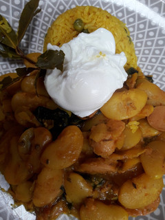 Una foto de Pallares con espinaca, hot dog y huevo escalfado