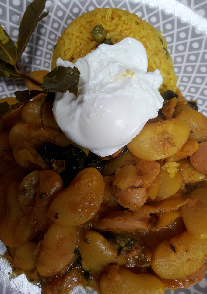 Una foto de Pallares con espinaca, hot dog y huevo escalfado