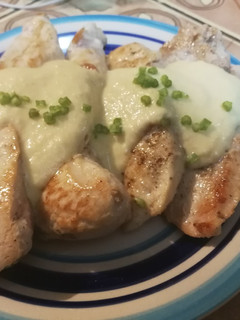 Una foto de Pechuga de pollo en salsa de queso