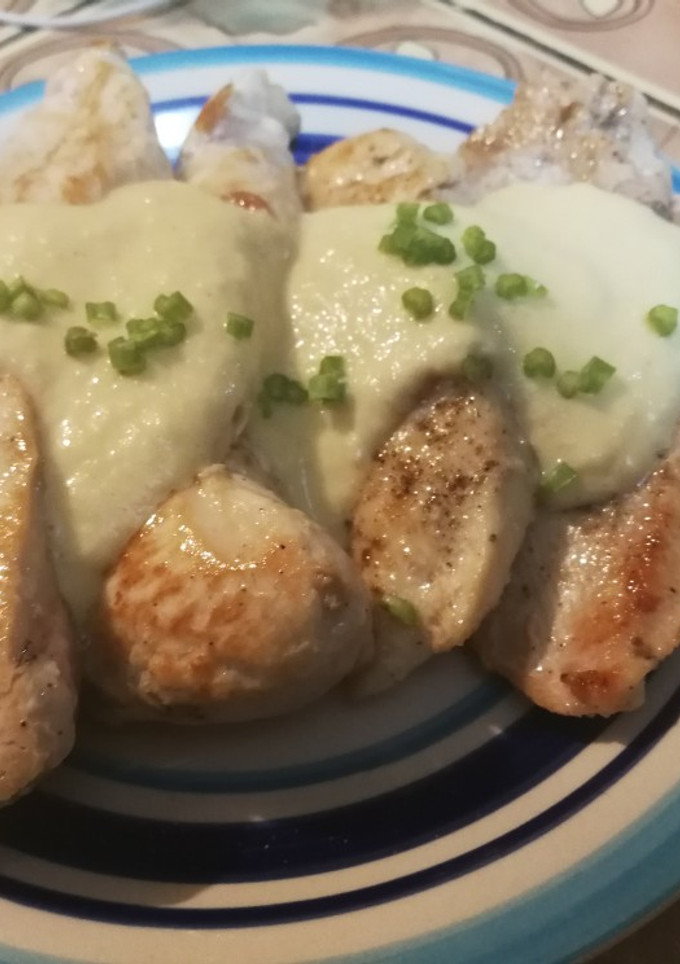 Una foto de Pechuga de pollo en salsa de queso