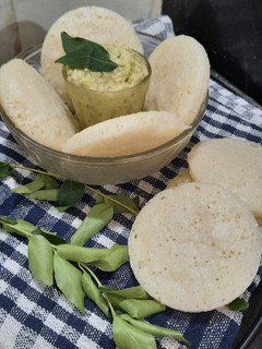 ફરાળી ઇડલી વિથ ફરાળી ચટણી (Farali Idli Chutney Recipe In Gujarati) રેસીપી મુખ્ય ફોટો