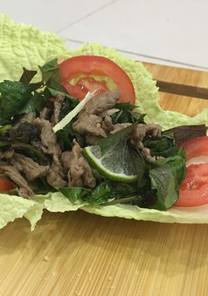 Hình của món Bò trộn rau thơm.