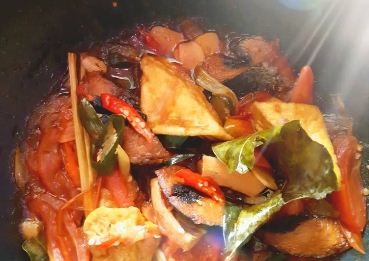 Bagaimana memasak Ikan cue dan tahu masak asam manis rempah yang Sempurna