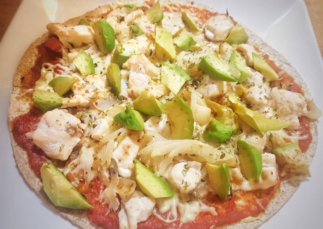 Pizza fit de pollo y guacate