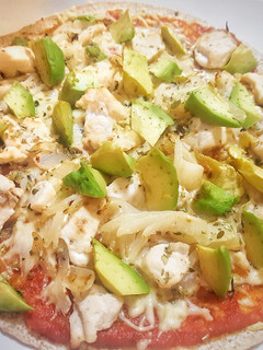 Una foto de Pizza fit de pollo y aguacate