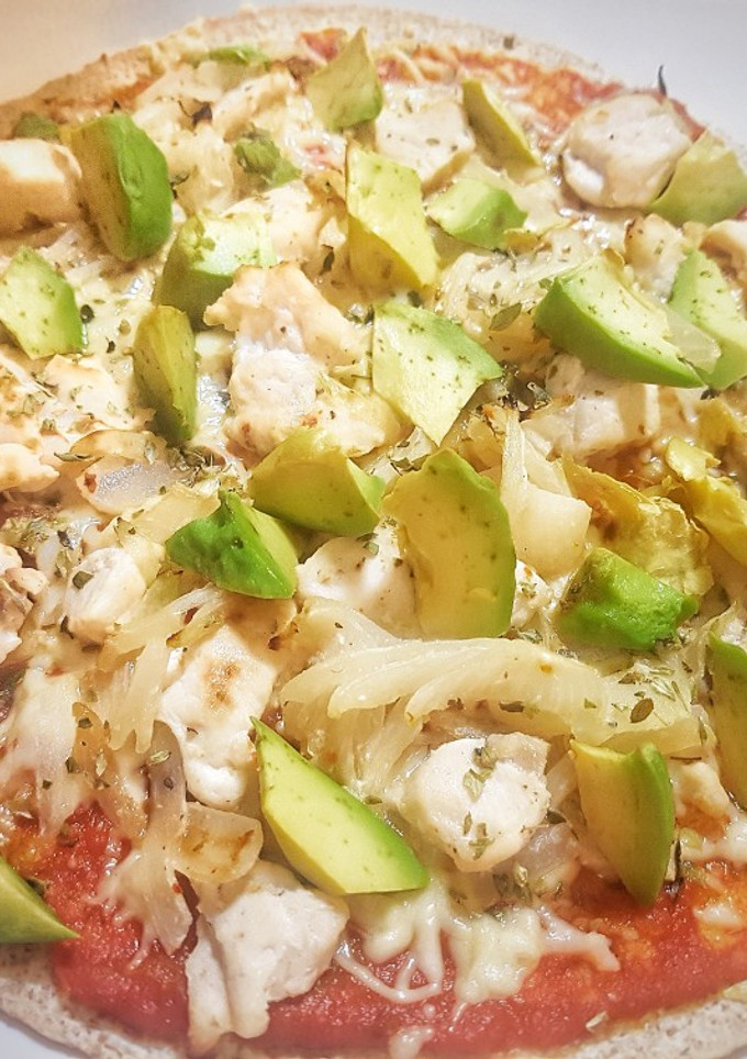 Una foto de Pizza fit de pollo y aguacate