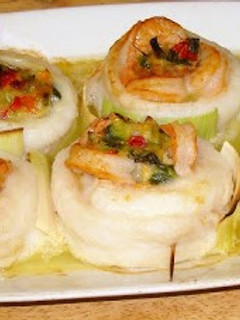Una foto de Lenguado relleno con porrones y camarones