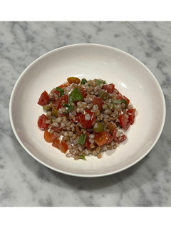 Foto di Insalata di farro con basilico, burrata, olive, rucola e pomodorini ciliegino 🍅🌱