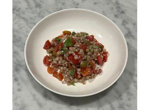 Foto di Insalata di farro con basilico, burrata, olive, rucola e pomodorini ciliegino 🍅🌱