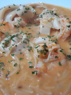 Una foto de Sopa de calamares y langostinos