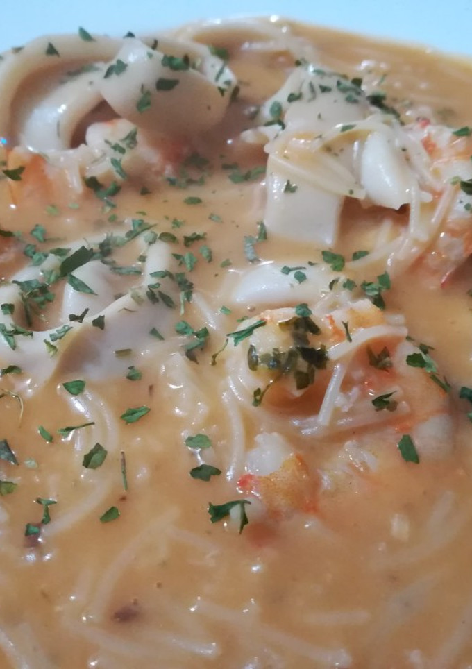 Una foto de Sopa de calamares y langostinos