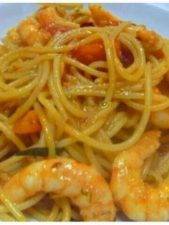Una foto de Spaguetis con gambas