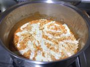 Una foto de pasta de tornillo con crema y mantequilla