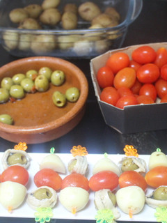 Una foto de Banderillas de boquerones en vinagre con patatas y cherrys