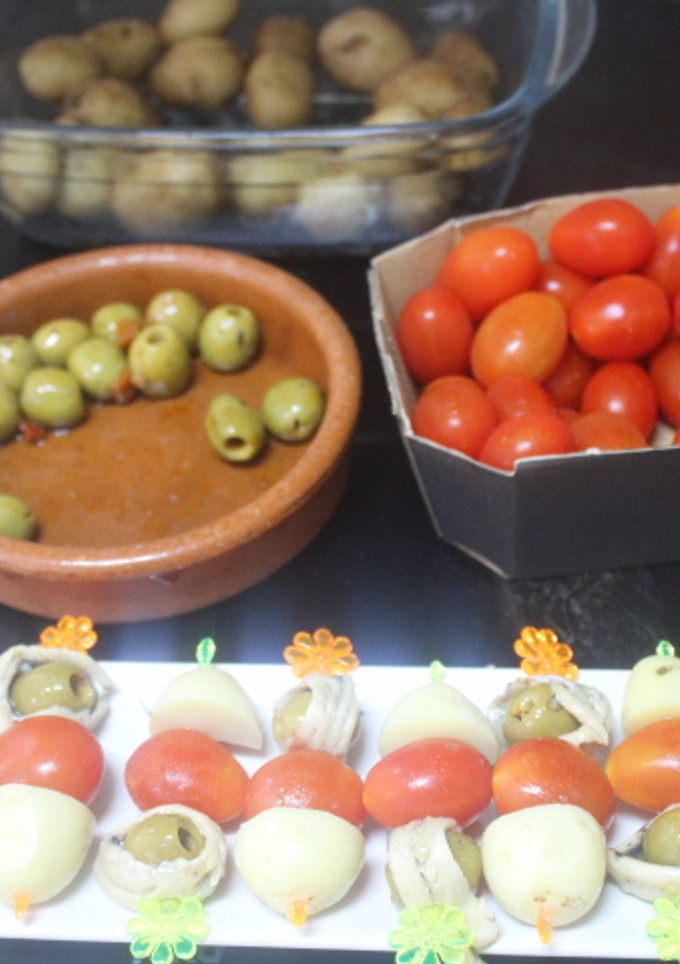 Una foto de Banderillas de boquerones en vinagre con patatas y cherrys
