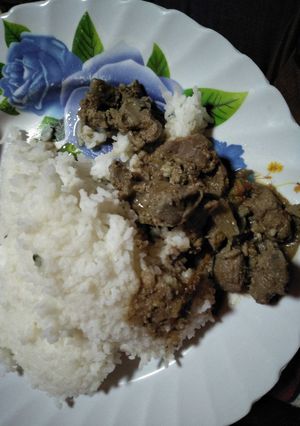 A picture of Stewed gizard with rice.