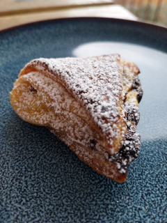 Una foto de Triángulitos de hojaldre rellenos de crema y pepitas de chocolate
