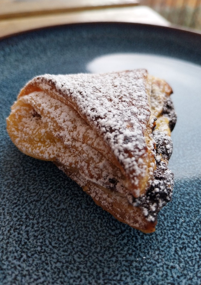 Una foto de Triángulitos de hojaldre rellenos de crema y pepitas de chocolate