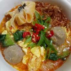 A picture of Seblak kuetiaw kuah pedas/ kuetiaw rebus pedas.