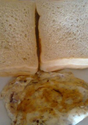 A picture of Bread and fried eggs.