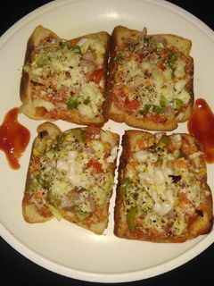 ब्रेड पिज़्ज़ा (Bread pizza recipe in Hindi) रेसिपी मुख्य फोटो